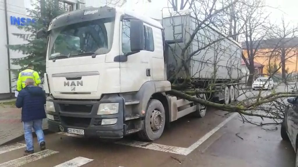 Un şofer de TIR ucrainean a intrat „pe interzis” în Vaslui şi a distrus mai multe maşini. Poliţiştii au folosit Google Translate pentru a-i explica ce a greşit