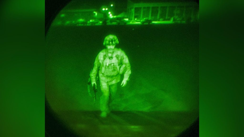 Imaginea cu ultimul soldat american ce părăsește Afganistanul a devenit virală. Aceasta a devenit simbolul unui final lipsit de glorie, după 20 de ani de ocupație militară