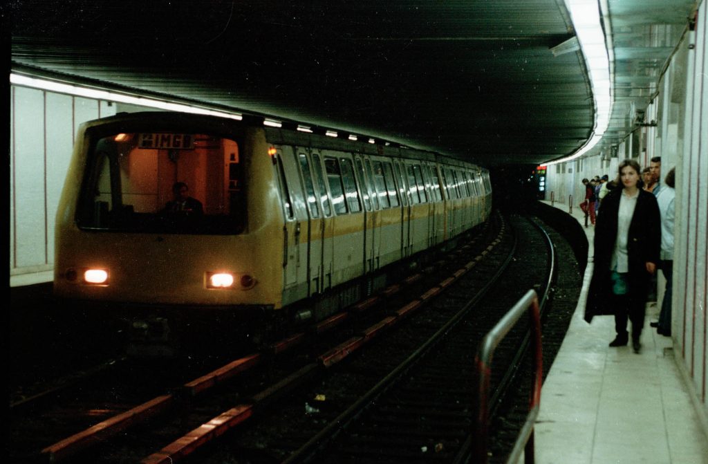 O garnitură de tren la stația de metrou Piața Romană, a luat foc