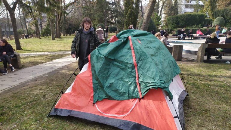 Un student de la Litere şi-a montat un cort în faţa Universităţii în semn de protest