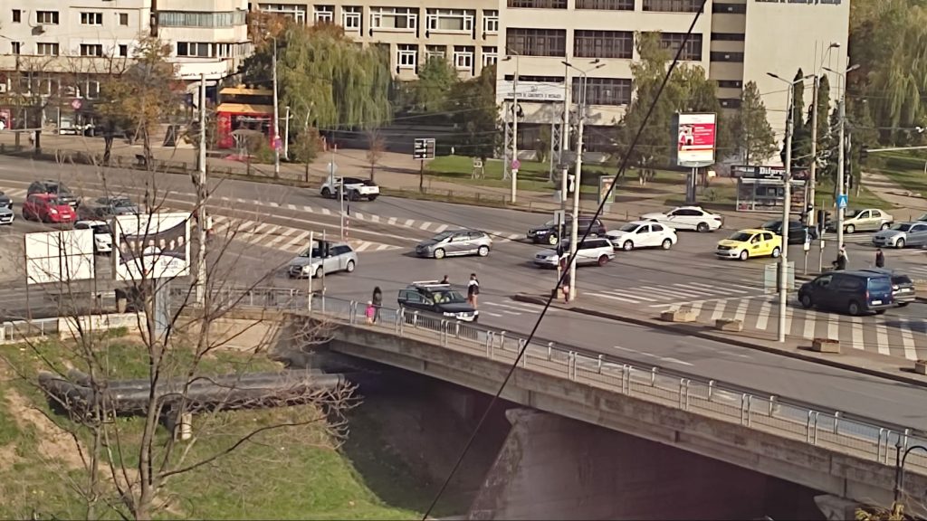 Doi șoferi s-au ciocnit în intersecția din Podu Roș, iar traficul auto se desfășoară anevoios
