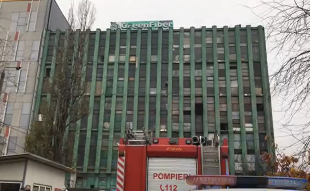 A vrut să-și pună capat zilelor. Un bărbat s-a urcat pe o clădire în zona E-gros și a amenințat că se aruncă.