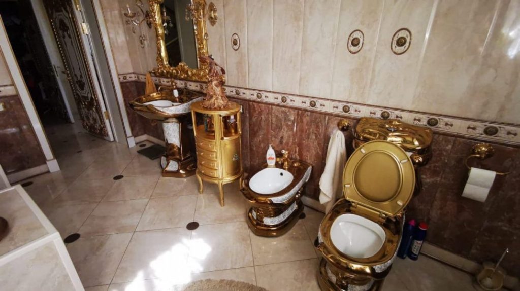 FOTO-VIDEO: Toaletă aurită în casa unui polițist de la Rutieră. Acesta a fost reținut și riscă ani grei de închisoare