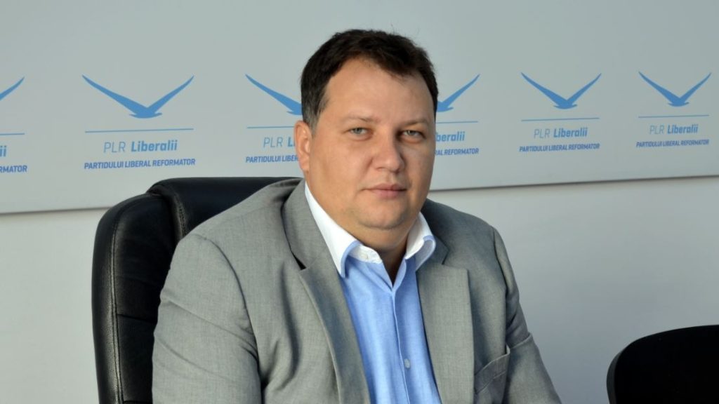 Un fost ministru este anchetat dupa ce a postat pe Facebook buletinul de vot