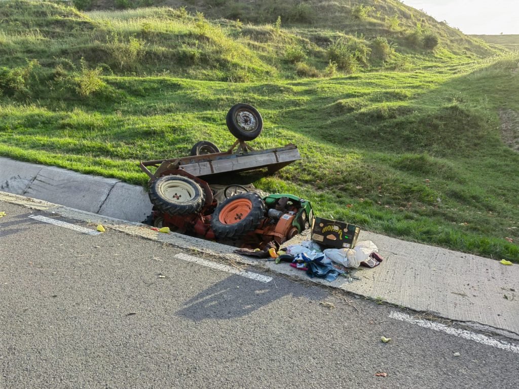 Accident rutier grav în Iași! Un tractor cu remorcă s-a răsturnat la marginea drumului