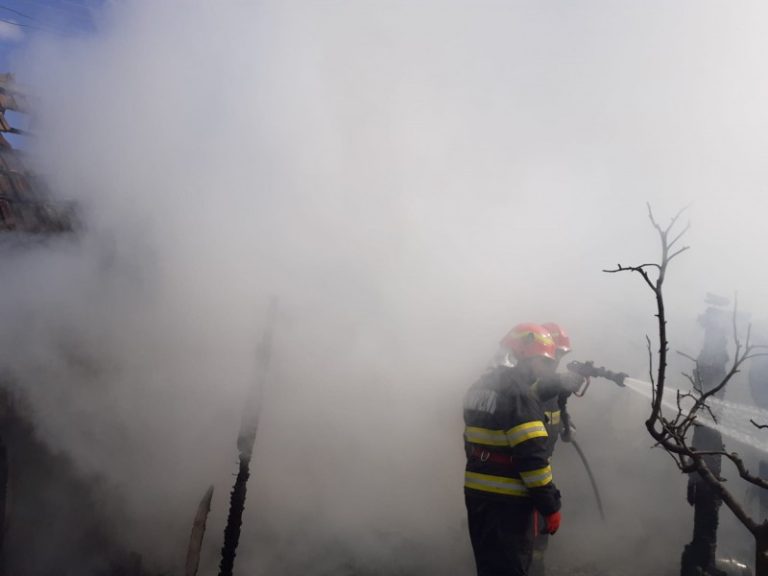 Un bătrân a murit într-un incendiu care i-a cuprins locuința