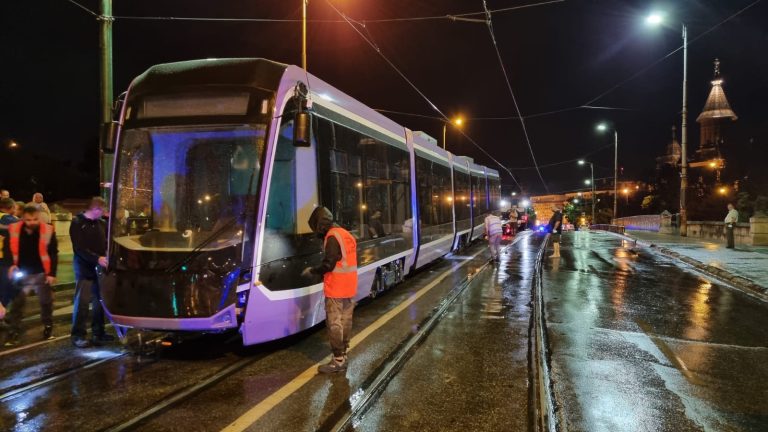 VIDEO Tramvaiul produs de turci va ajunge la Iași. Vezi cum arată același tip de vehicul, care circulă și prin Timișoara
