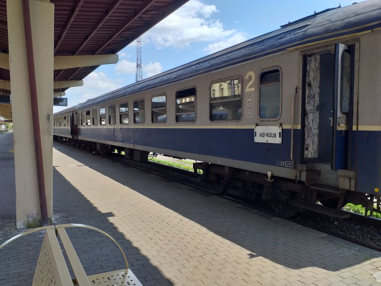 Adolescentul electrocutat pe un vagon de tren, în stare stabilă