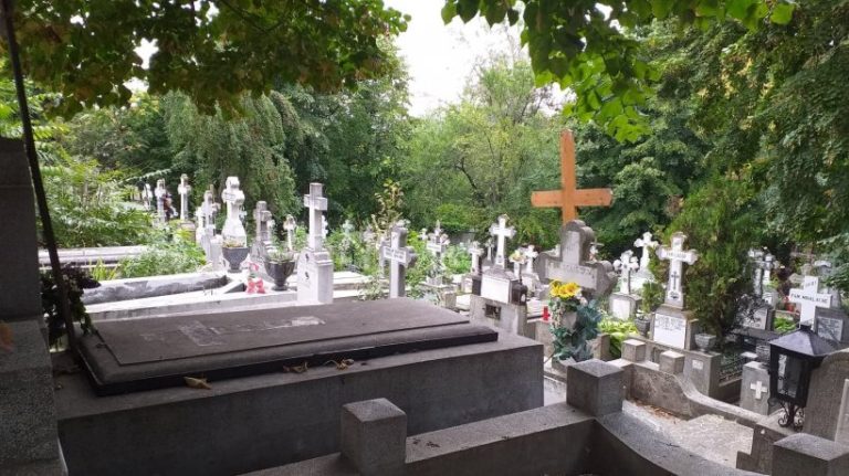 O femeie din București a constatat dispariția mormântului, crucii și gardului rudelor sale din cimitirul Bellu