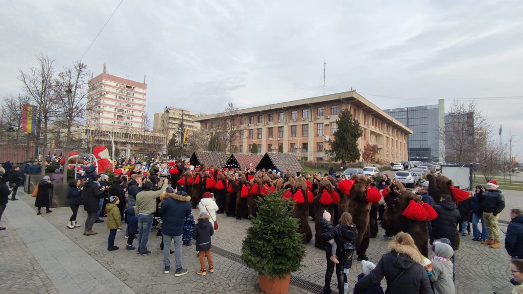 VIDEO. Ursarii de la Comăneşti au revenit pe pietonalul din centrul Iaşului