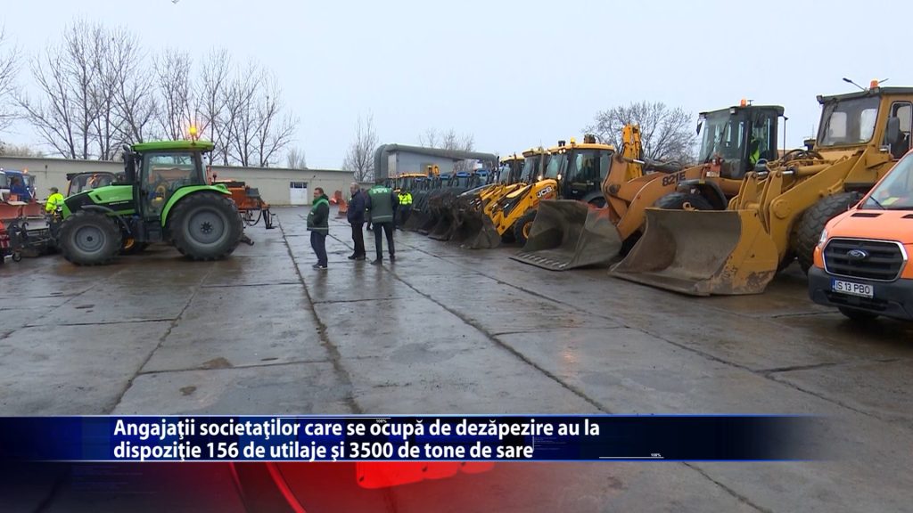 Angajații societăților care se ocupă de deszăpezire au la dispoziție 156 de utilaje și 3.500 de tone de sare