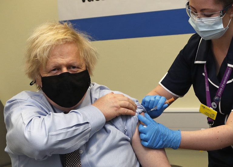 Ce a spus Boris Johnson după ce s-a vaccinat cu AstraZeneca?