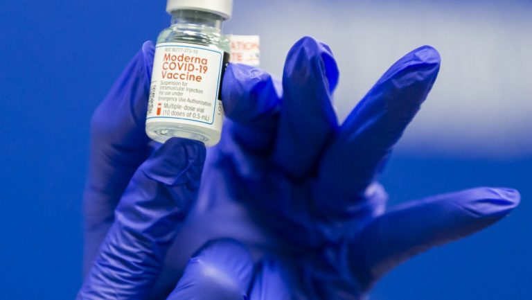 Primele vaccinări cu serul Moderna au început de joi. Cum se face triajul pacienților
