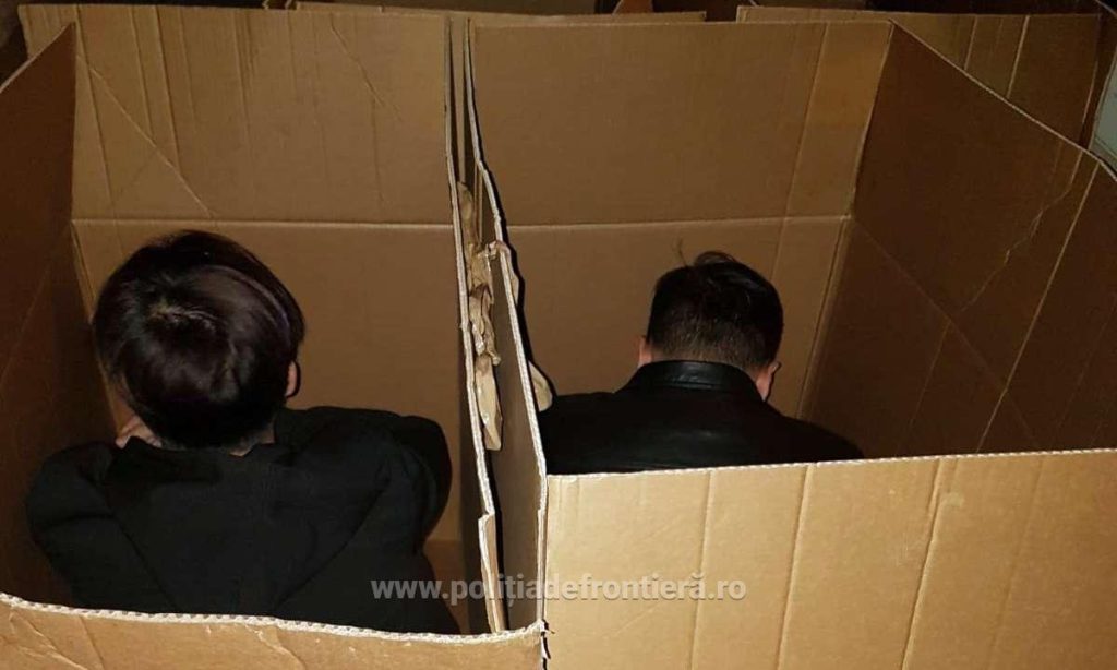 Vietnamezi găsiţi în cutii de carton într-un TIR. Ce ascundea şoferul în patul din cabină