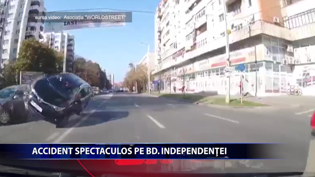 Doua masini s-au ciocnit violent pe bulevardul Independentei