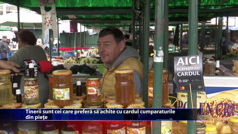 Tinerii sunt cei care prefera sa achite cu cardul cumparaturile din piete