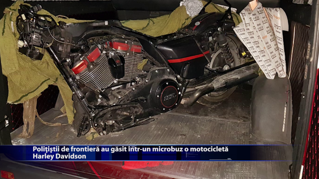Politistii de frontiera au gasit intr-un microbuz o motocicleta Harley Davidson