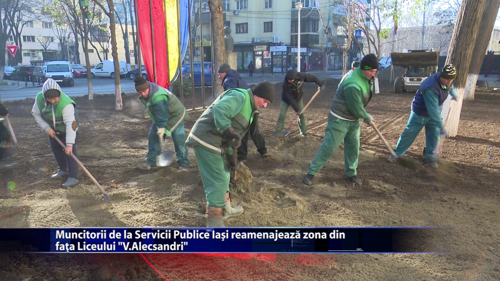 Muncitorii de la Servicii Publice Iasi reamenajeaza zona din fata Liceului „V. Alecsandri”