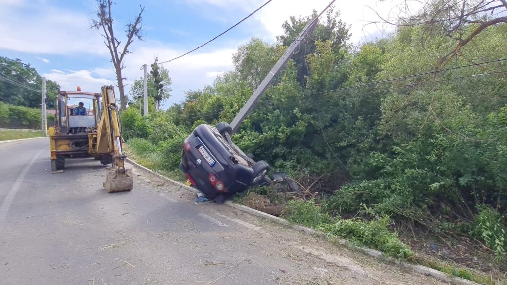 VIDEO. A murit zdrobit de un stâlp, în Bucium