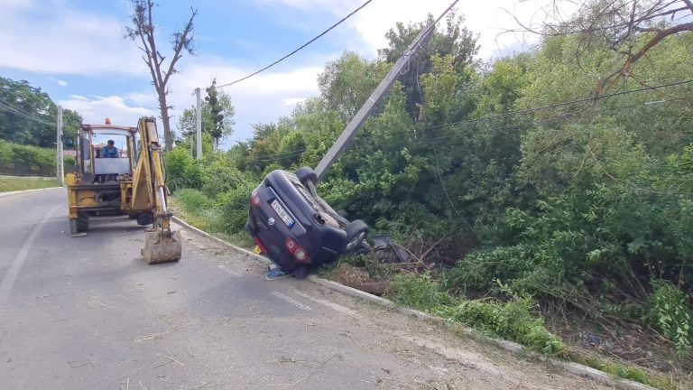 VIDEO. A murit zdrobit de un stâlp, în Bucium