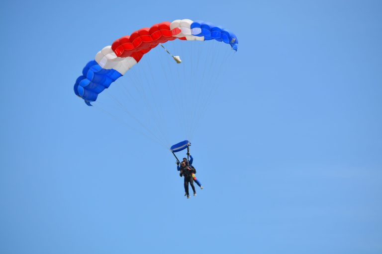 Cursuri gratuite pentru obținerea licenței de pilot planor, parașutist la aeroclubul „Alexandru Matei” Iași