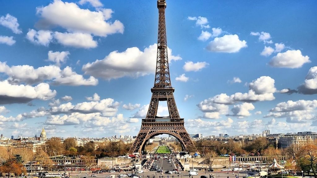După 8 luni de la închiderea sa din cauza pandemiei de Covid-19, Turnul Eiffel a fost redeschis vineri