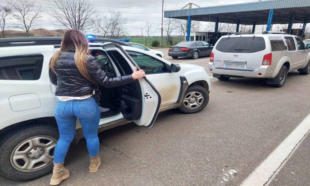 Complice la infracțiunea de trafic de migranți, căutată de autorități, depistată la controlul de frontieră