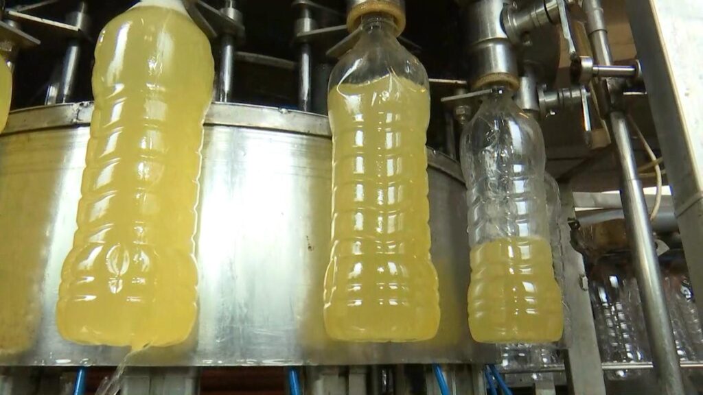 Cu cât se vinde acum un litru de borș moldovenesc. Ingredientul care dă savoare ciorbelor are nevoie de 4 zile ca să fie bun de consumat