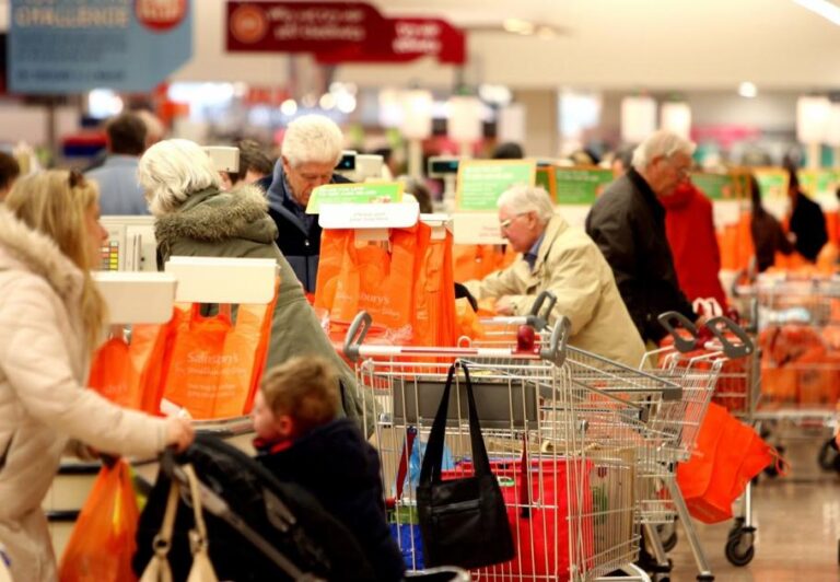 Noi schimbări la casele de marcat: cine ar putea avea prioritate la cozile de la casierii. Amenzile propuse nu sunt deloc mici