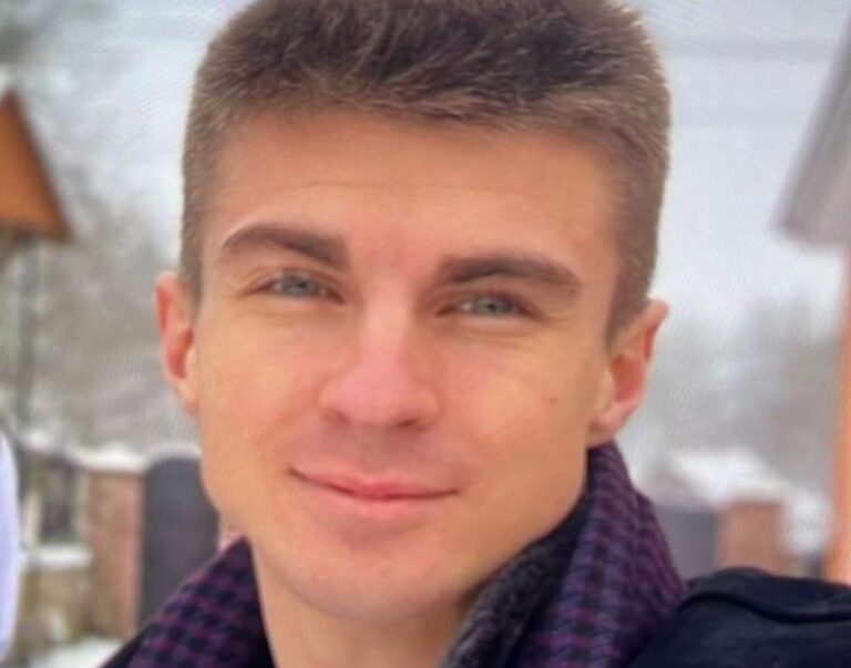 Îşi caută disperată fiul de o lună! Roman a trecut râul Tisa înot în România ca să scape de războiul din Ucraina