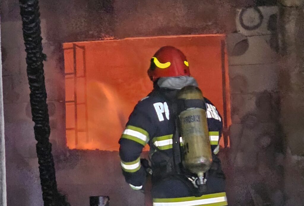 Incendiu la o locuință din Vaslui. O persoană a murit, alte două sunt în stare gravă