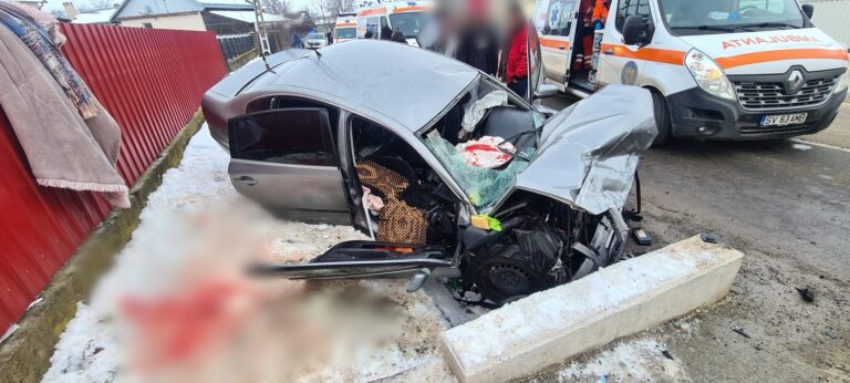 FOTO. Cinci tineri, cu vârste cuprinse între 17 şi 19 ani, răniţi într-un accident rutier. Mașina, făcută zob, capul de pod, intact în urma coliziunii