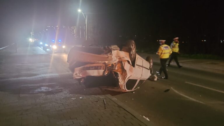 VIDEO. Accident cu victimă în Copou. O maşină s-a răsturnat