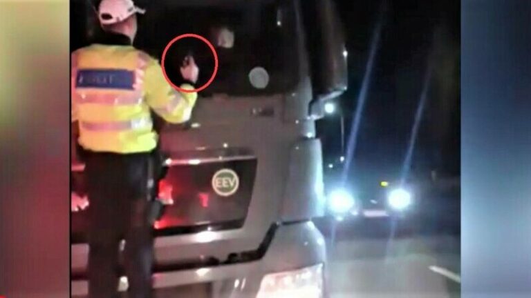 Ucraineanul găsit beat la volanului unui TIR și care a fost somat cu armele de polițiști, arestat pentru 30 de zile