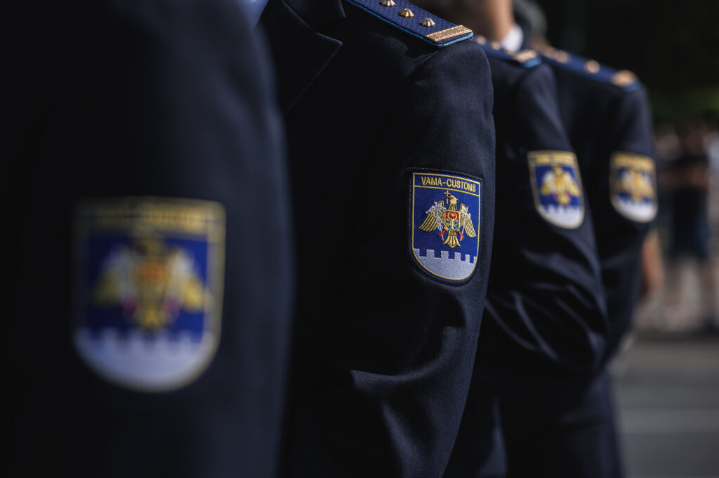 Bunuri contrafăcute în valoare de 110.000 lei, reţinute de inspectorii vamali ieşeni