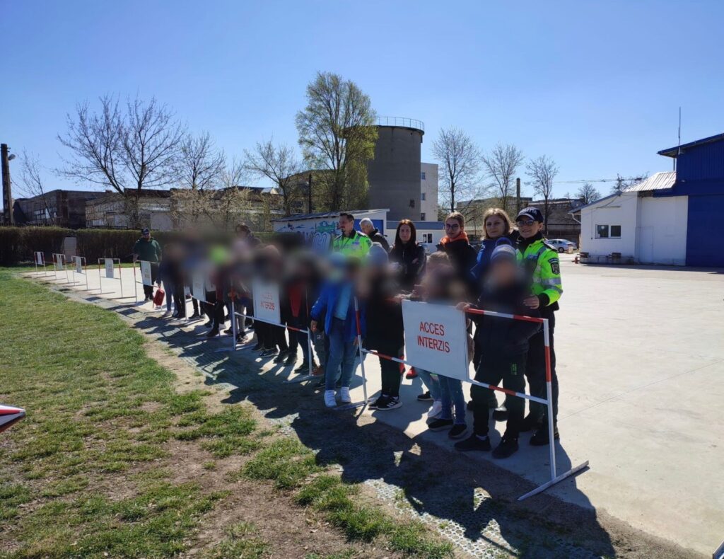 FOTO! ACTIVITATE PREVENTIVĂ DESFĂȘURATĂ DE POLIŢIŞTI PENTRU ELEVI