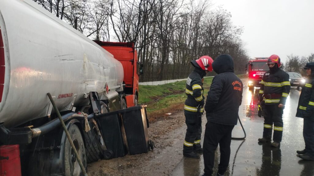 O autocisternă încărcată cu 23 tone de motorină s-a spart în urma unui accident în Bârlad