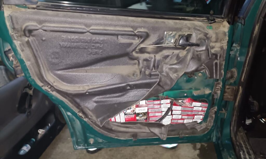 Țigări de contrabandă disimulate în portierele și în bordul unui autoturism!