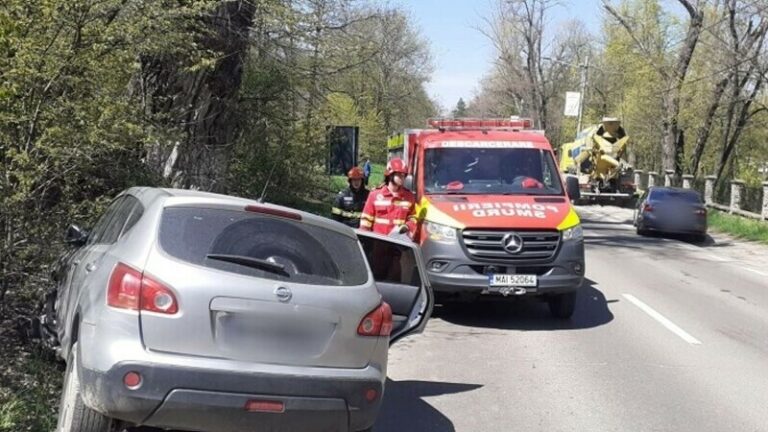 Trei persoane, inclusiv doi copii cu vârste de 2 şi 5 ani, rănite într-un accident rutier în Suceava