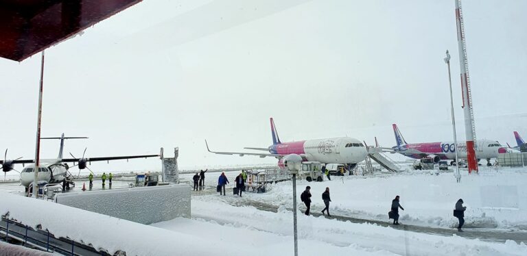 Aproape 7.000 de pasageri au fost procesați la Aeroport într-o singură zi: printre ei – premierul Poloniei