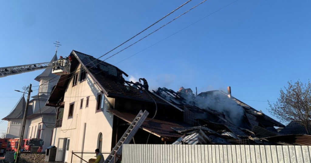 Incendiu la o casă parohială din Neamț. Pompierii au intervenit timp de 7 ore pentru a stinge flăcările
