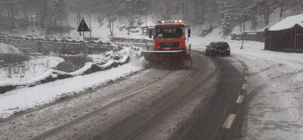 VIDEO. Atenţie şoferi, ninge pe drumurile din toate judeţele Moldovei