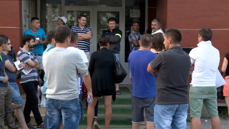 Buluceala de la Paşapoarte: minim 3 luni de aşteptare. De ce la Iaşi e aglomerat şi în judeţele vecine nu?