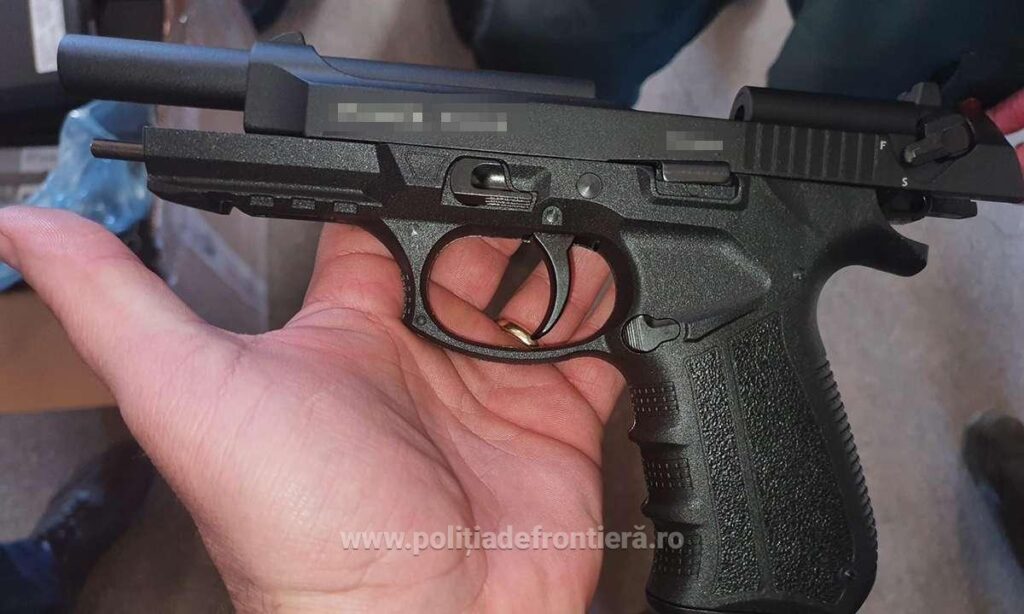 VIDEO. Cum a încercat un ucrainean să treacă graniţa cu 1.200 de pistoale. Armele urmau să ajungă pe frontul din Donbas