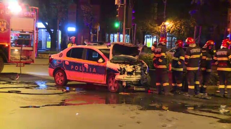 BMW făcut praf de o mașină de poliție. Doi agenți au ajuns la spital