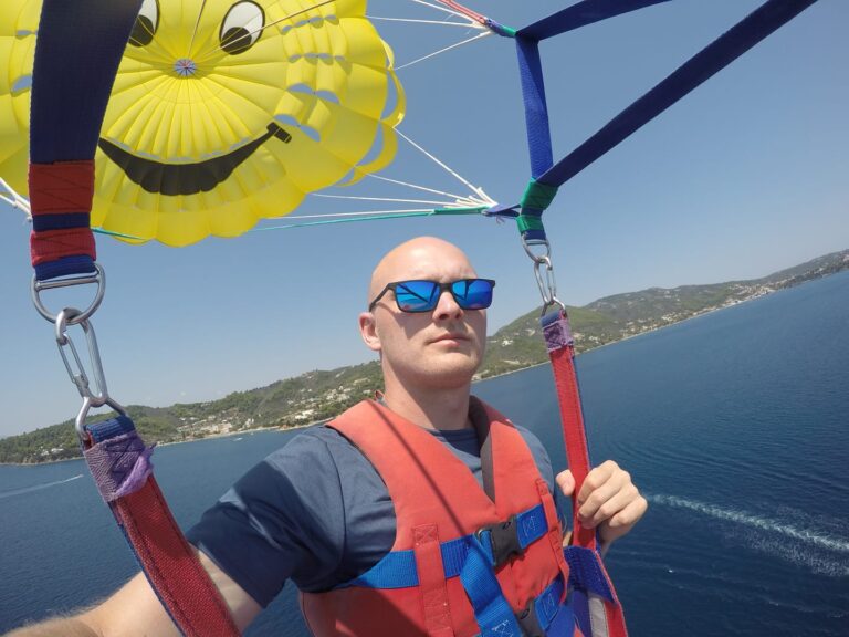 El este polițistul din Iași care a fost prins joi seară, în flagrant, luând șpagă