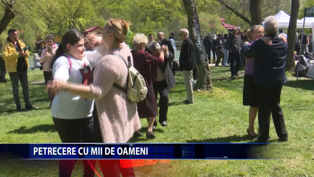 PETRECERE CU MII DE OAMENI