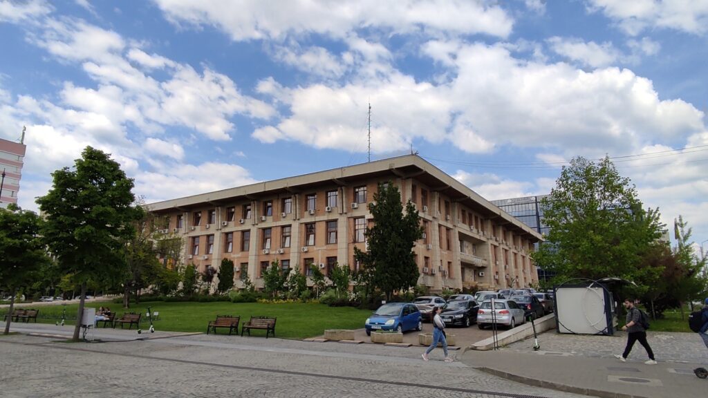 Casa Pătrată: evacuare iminentă, căutări frenetice. Nu se ştie încă unde vor fi duşi sutele de angajaţi de aici