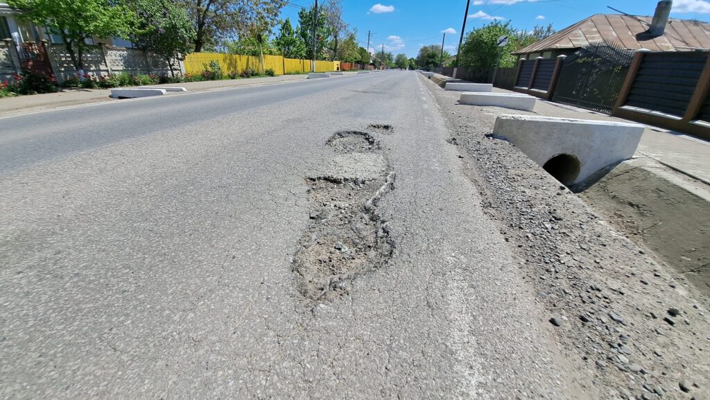 VIDEO. Atenţie mărită dacă mergeţi pe drumul Iaşi – Ţigănaşi – Vlădeni. Riscaţi să vă rupeţi roţile maşinilor!