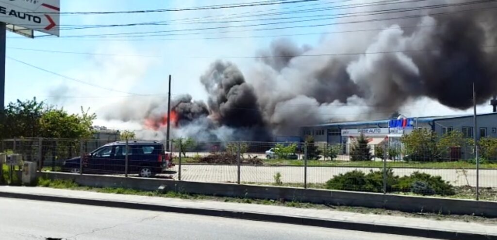 Sute de mii de euro pagube într-un incendiu care a cuprins sediile a trei firme aflate lângă o benzinărie, în Neamț